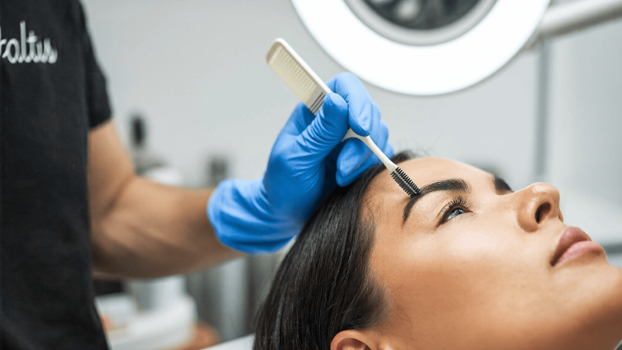 Por que a brow lamination vira sobrancelha "colada" (e como não cair nessa)