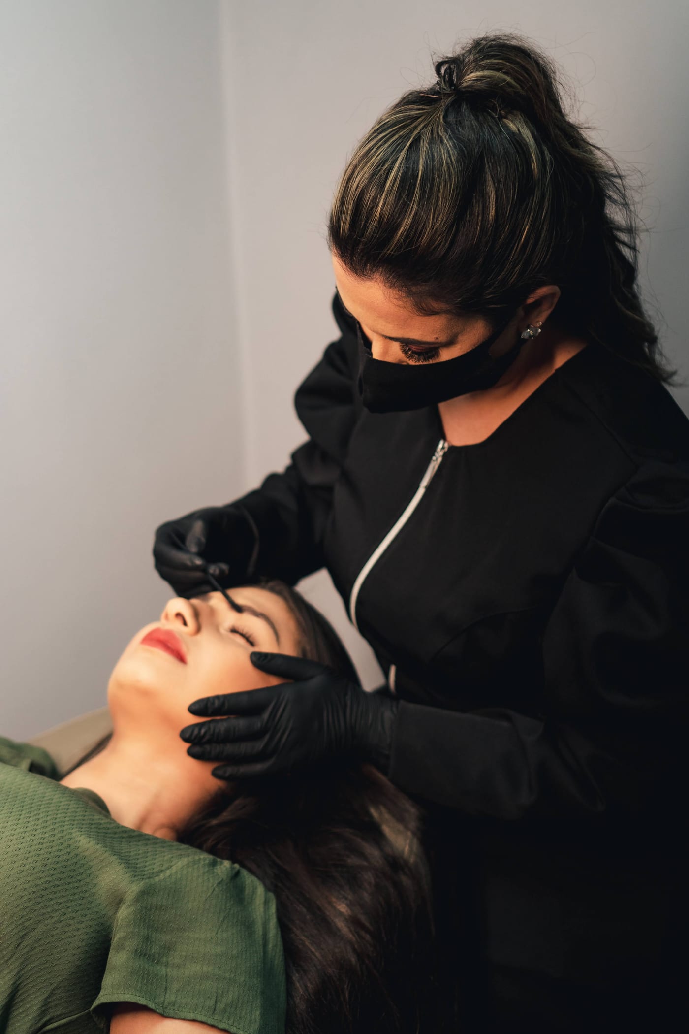 Aplicação de micropigmentação de sobrancelhas na Du Jour Beauté