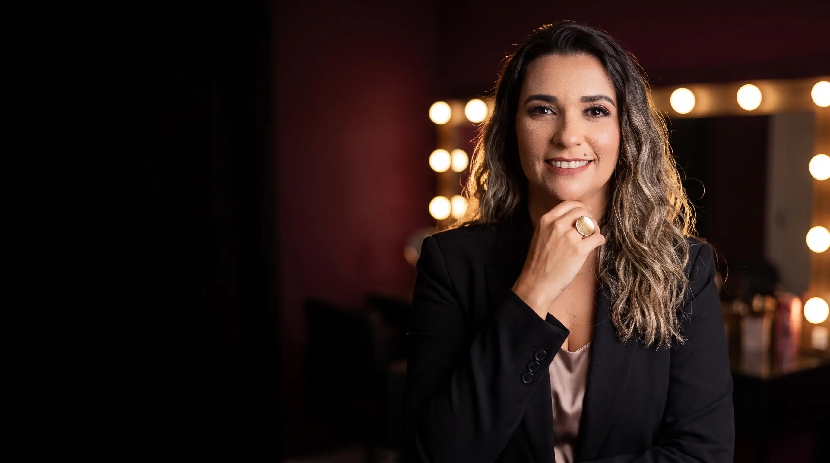 Marcilene Castellani, instrutora de micropigmentação, em seu ateliê de beleza